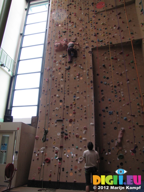 SX24163 Spider Jenni on climbing wall in Bussum